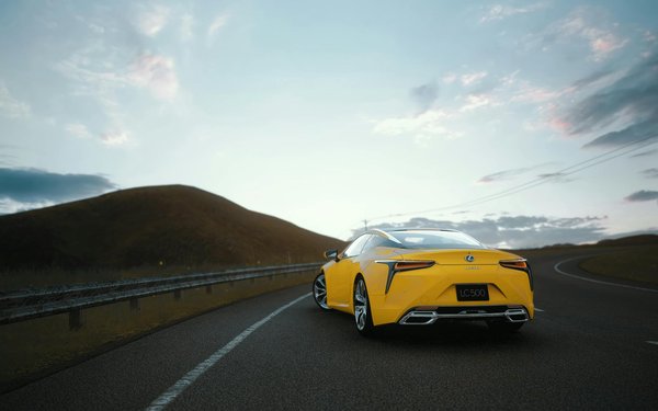 Quel type de système d'ouverture de coffre automatisé est le plus pratique pour une voiture familiale chargée?